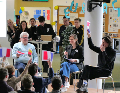 Schüler in der Diskussion mit den Referenten