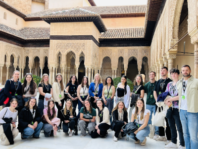 Schülergruppe beim Besuch der Alhambra