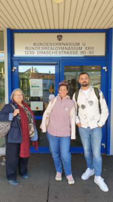 Lehrkräfte vor der Gastschule