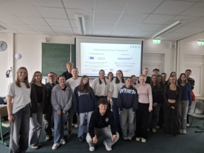 Einige Schüler der Klassen F12S1/F12S2 beim Planspiel „Fakt oder Fake“. 