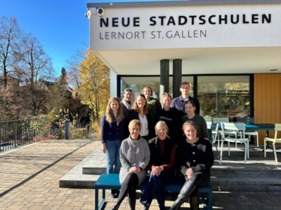 Gruppenbild vor der Schule in St. Gallen