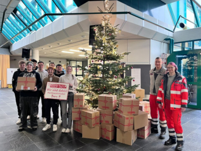 Übergabe der Pakete an die Johanniter